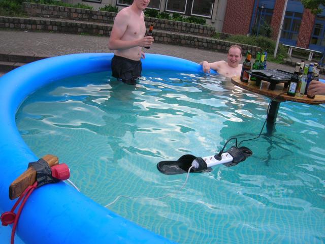 Click image for larger version

Name:	darwin-awards-nominees-men-in-a-pool-with-electric1.jpg
Views:	256
Size:	52.2 KB
ID:	247914