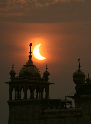 Click image for larger version

Name:	ap_India_Eclipse_090722_ssv.jpg
Views:	165
Size:	41.6 KB
ID:	248166